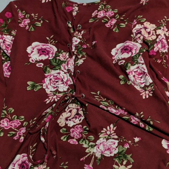 Burgondy top with flowers - Picture 2 of 3
